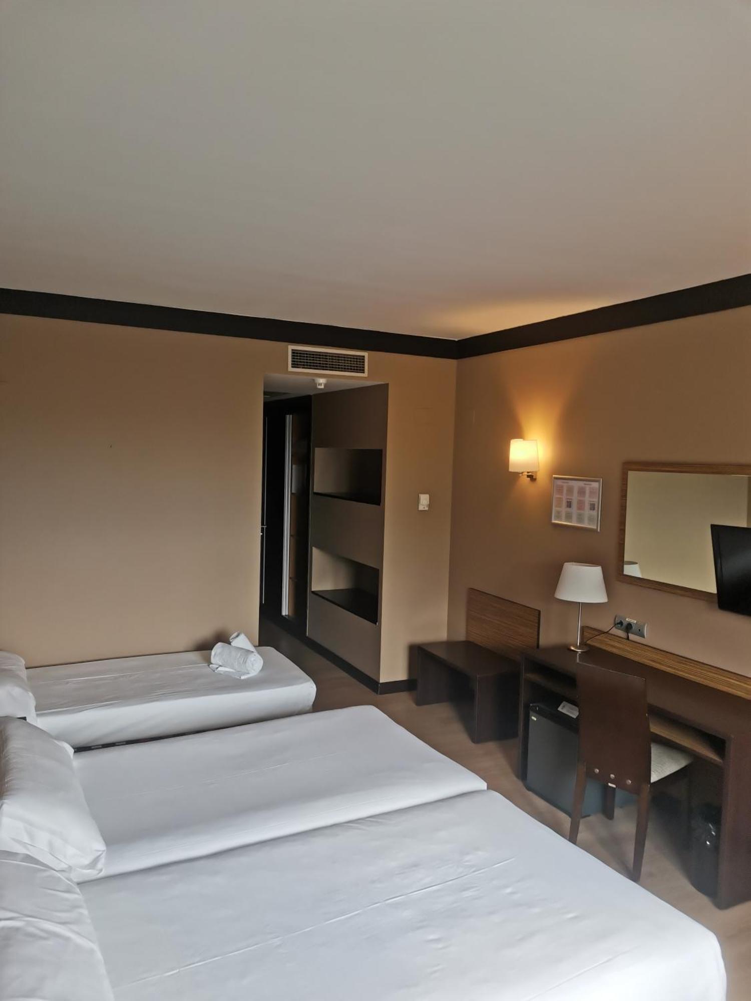 อพาร์ตโฮเต็ล อัตติกา 21 บาเยส Hotel ซาบาเดย์ ภายนอก รูปภาพ