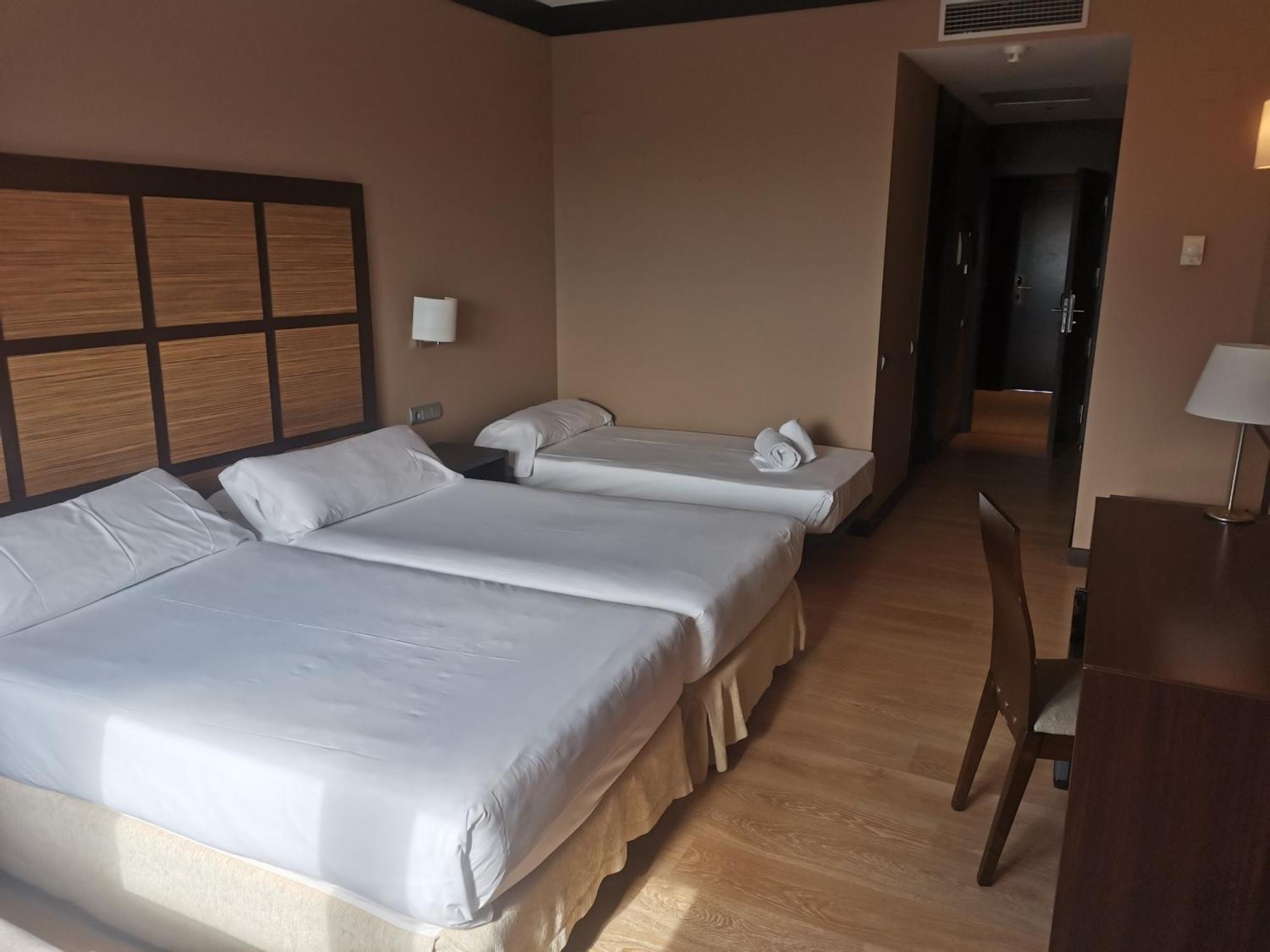 อพาร์ตโฮเต็ล อัตติกา 21 บาเยส Hotel ซาบาเดย์ ภายนอก รูปภาพ