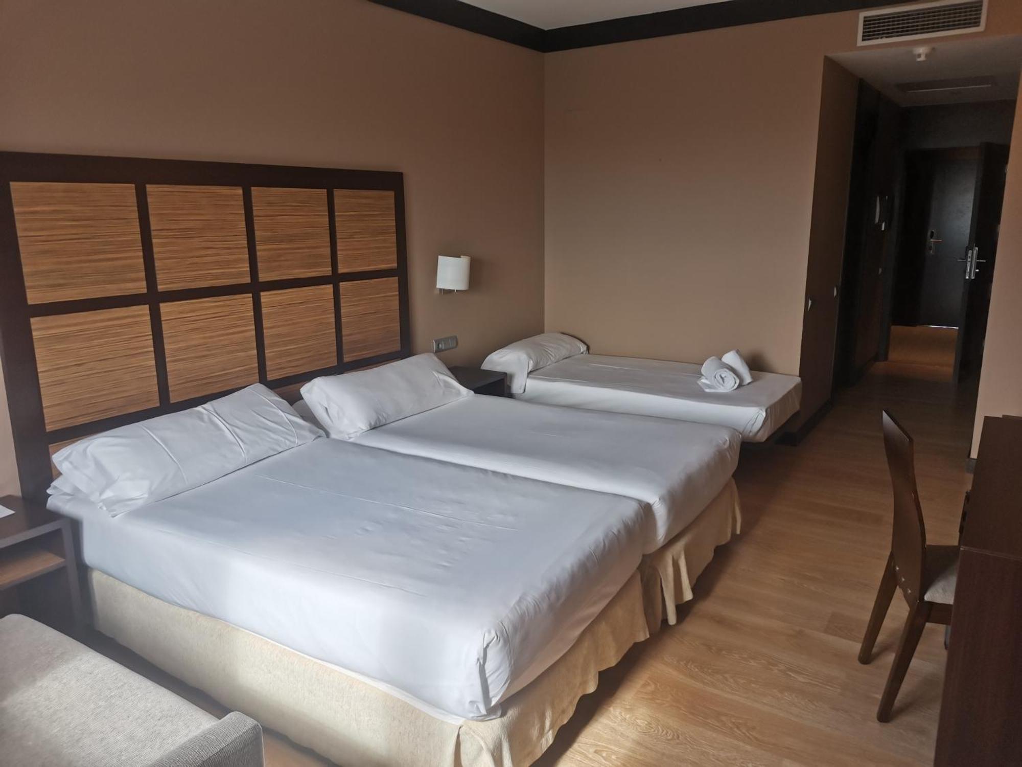 อพาร์ตโฮเต็ล อัตติกา 21 บาเยส Hotel ซาบาเดย์ ภายนอก รูปภาพ